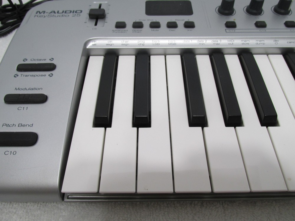 M-Audio KeyStudio 25 MIDI Controller keyboard with power and cables