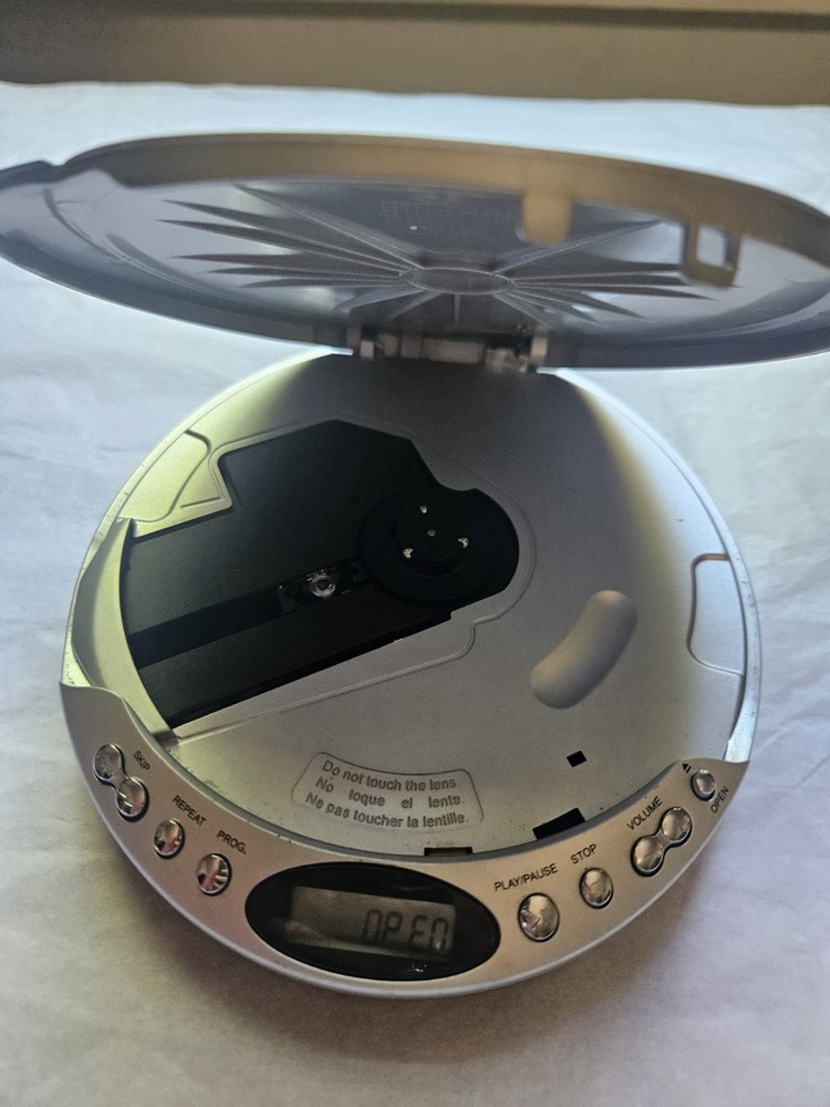 Durabrand CD-566 Programmable CD Player Silver/Blue LCD Display Repeat Working