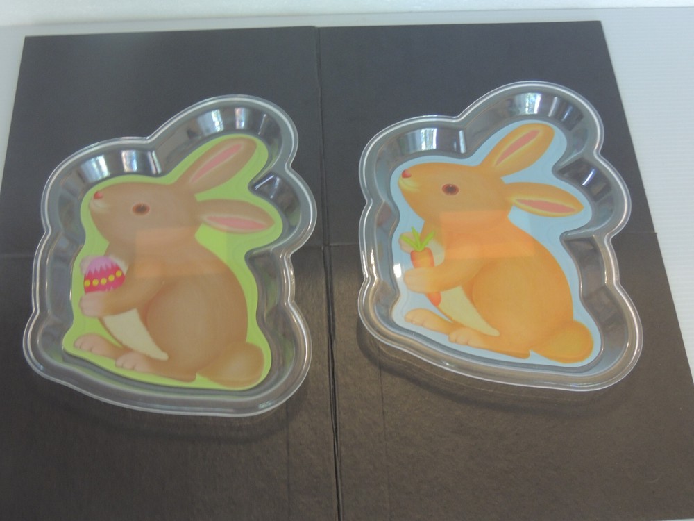 CHEF CRAFT 2  EASTER BUNNY DECORATIVE PLASTIC PLATE NWT BUNNY WITH CARROT