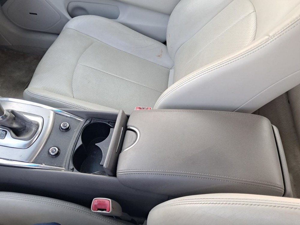 Q40 2015 Glove Box 5009850