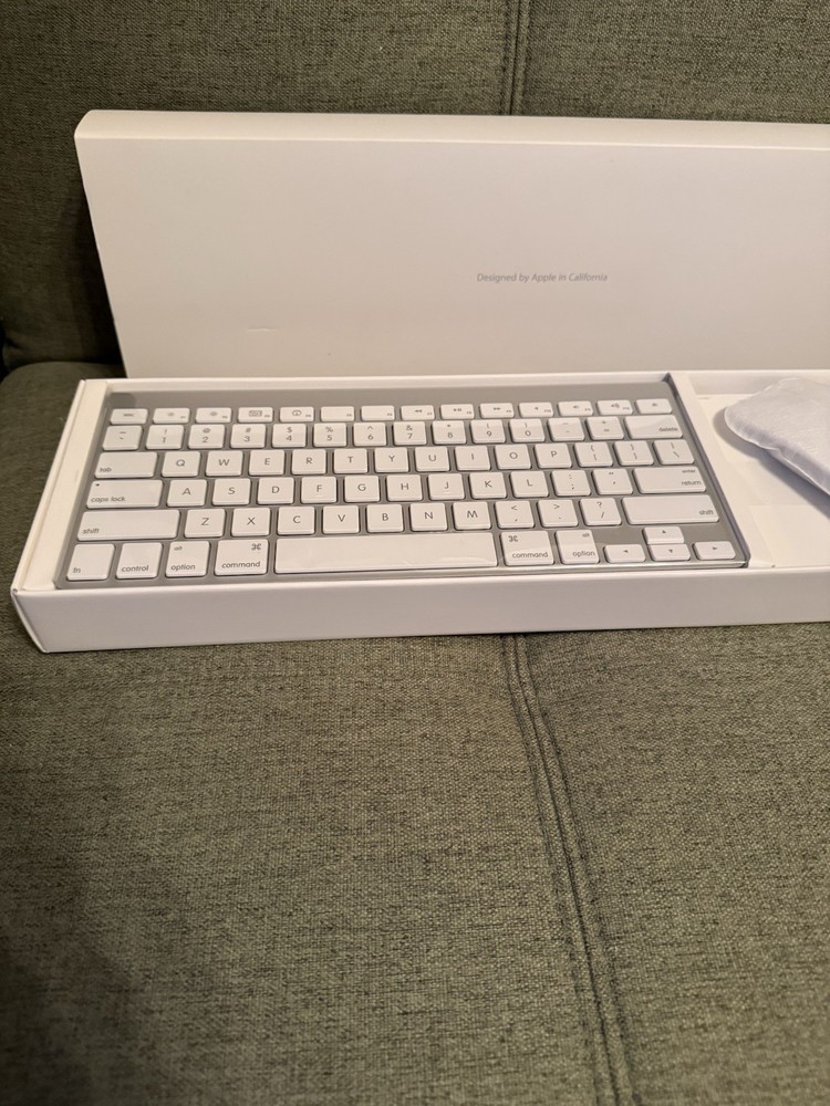 Apple A1314 & A1296 Wireless Keyboard & Mouse Combo - White NIB