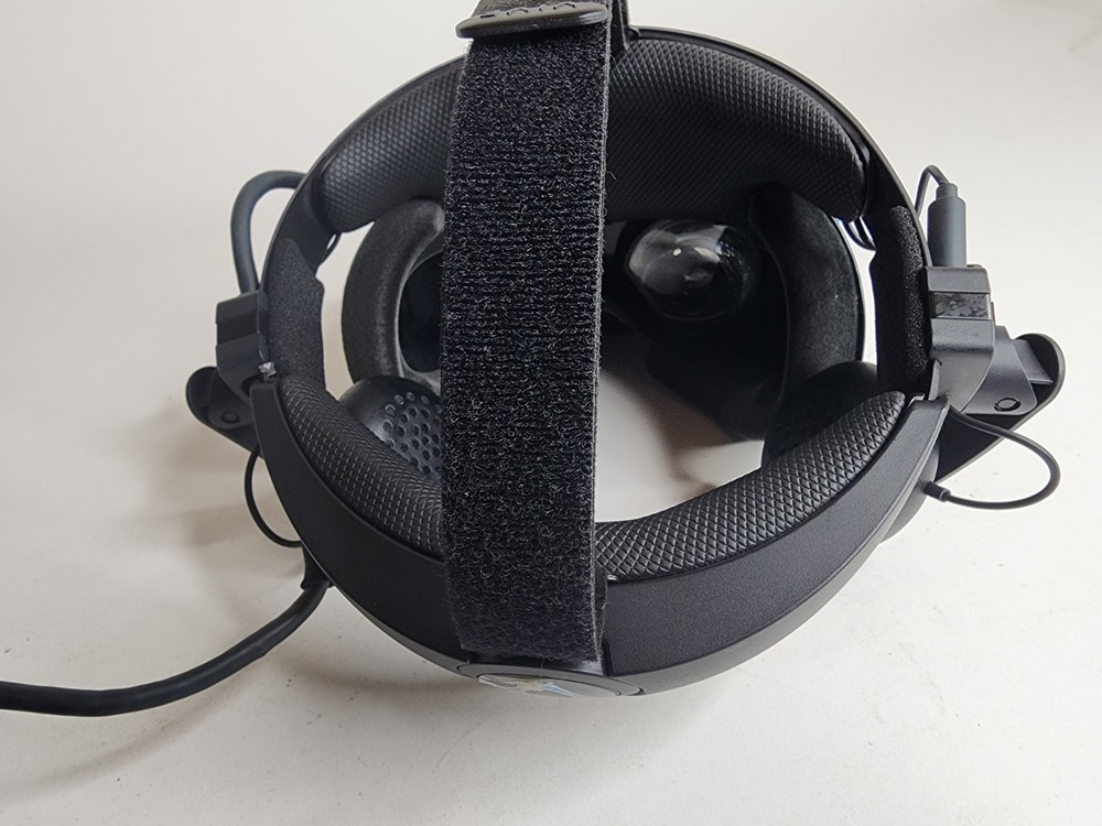 HTC Vive Cosmos Virtual Reality Gaming Headset + Controllers Complete Set