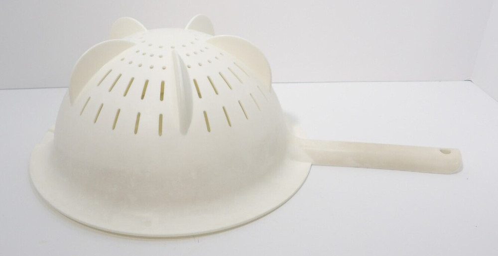 Tupperware 10" White Strainer Colander with Handle - Kitchen Essential