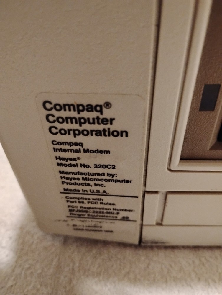 COMPAQ COMPUTER MODEL VINTAGE PORTABLE DESKTOP / Powers On- RARE!
