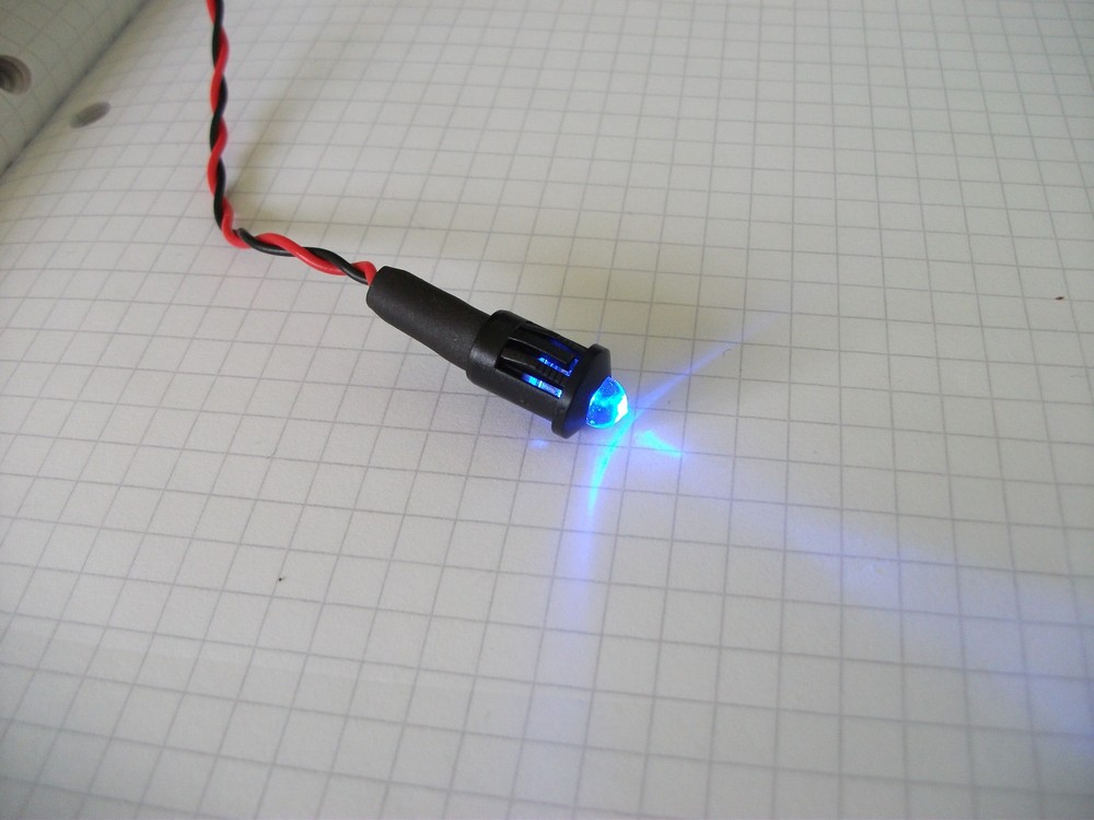 2x BRIGHT FLASHING BLUE LED 5mm. 6V.