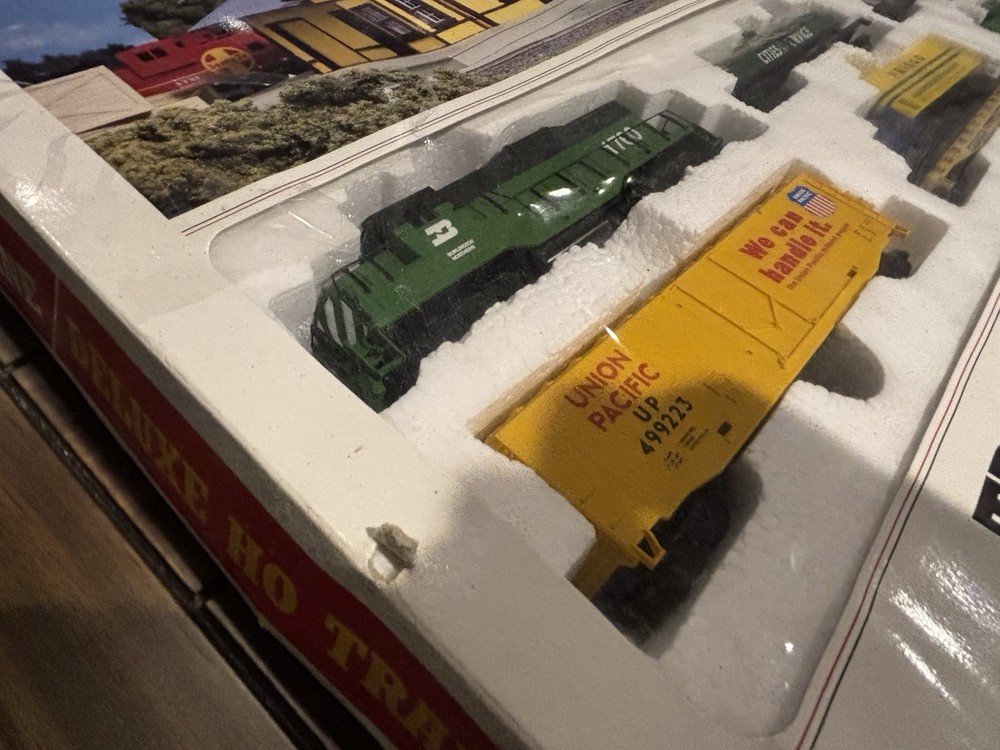 Walthers Trainline Deluxe HO Train Set