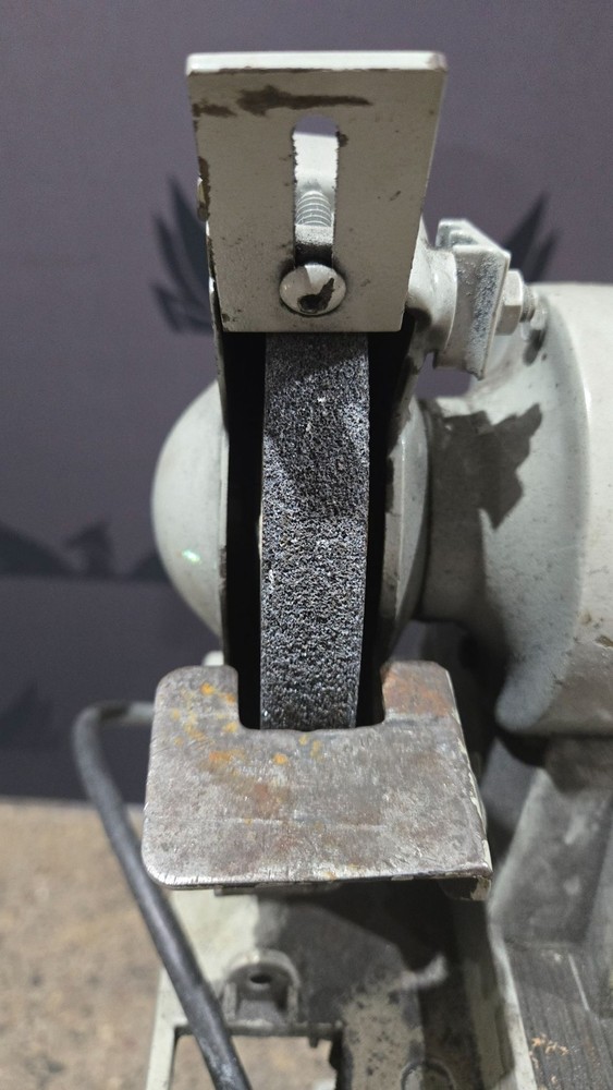 UNKNOWN BRAND PEDESTAL GRINDER