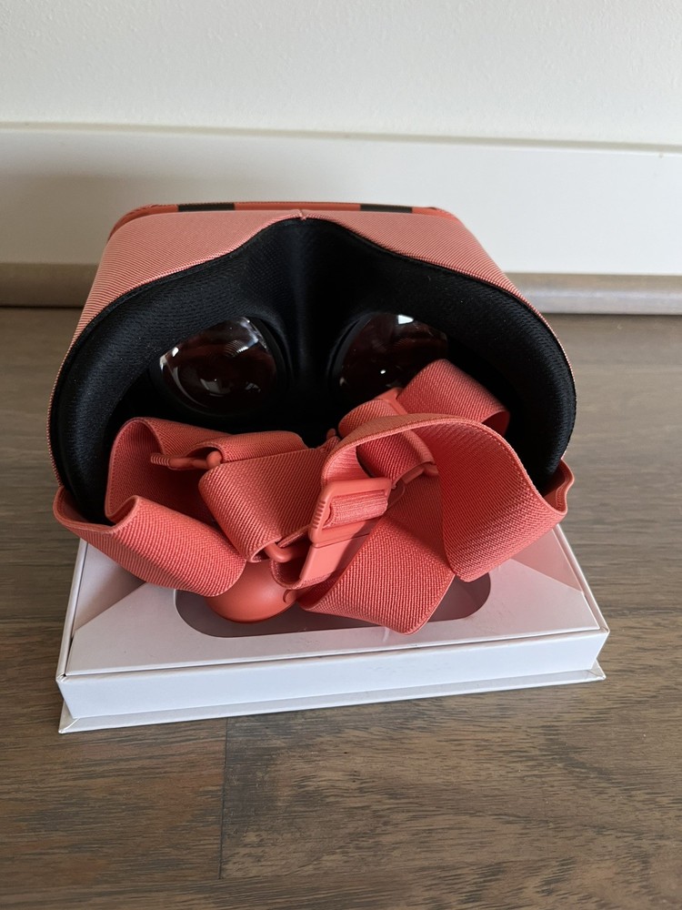 Google Daydream View Virtual Reality Headset VR w/Controller