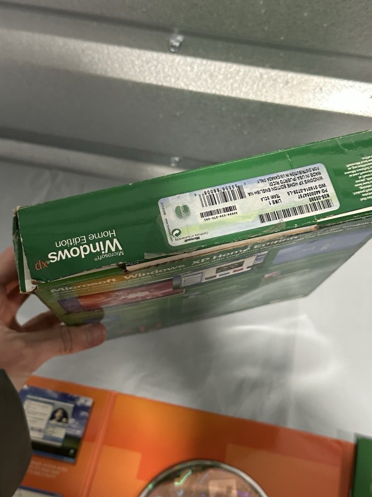 Microsoft Windows XP Home Edition - Full Version with Service Pack 2 CD-ROM