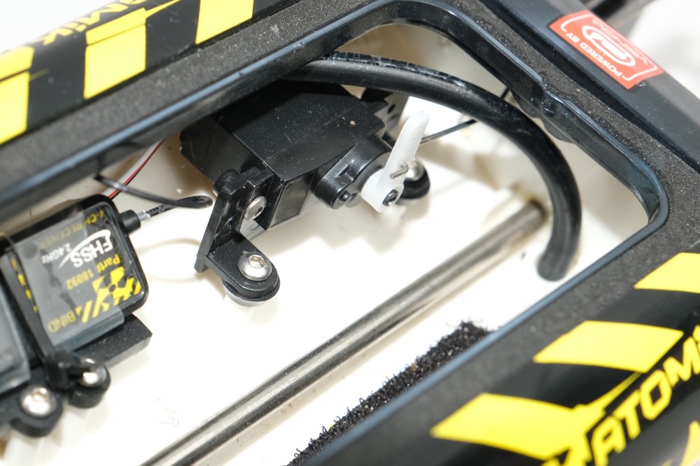 Atomik Barbwire 3 RC Boat Self-Righting