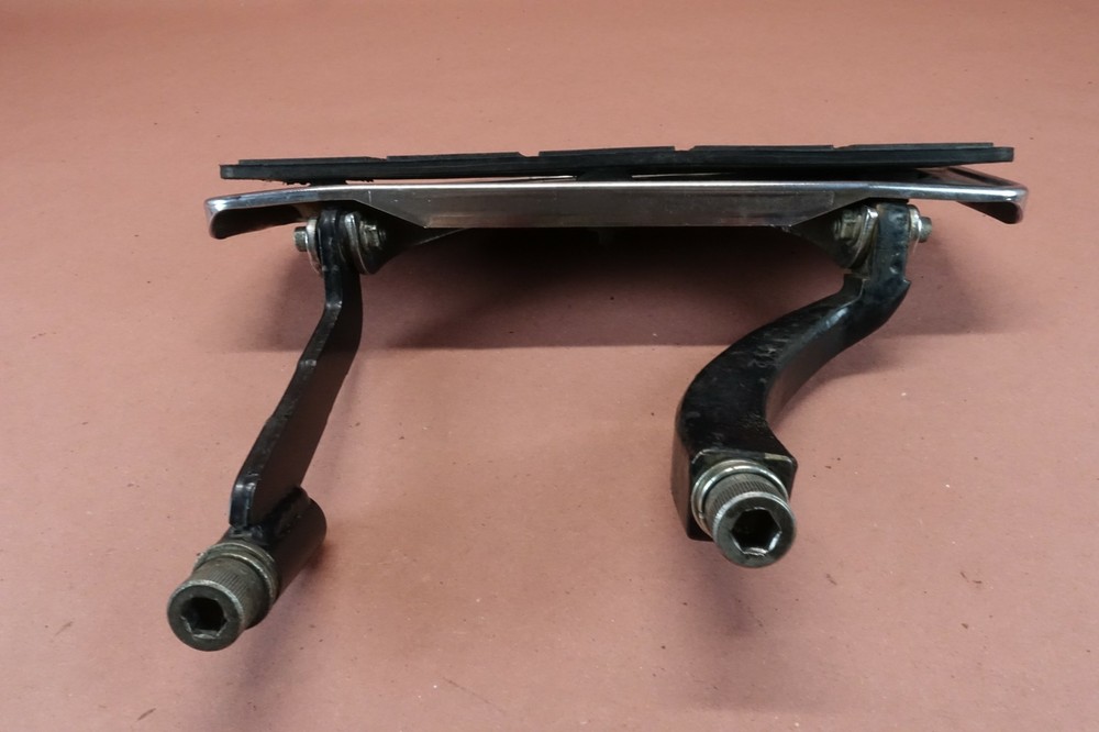 2000-2005 Harley Davidson Electra Glide FRONT RIGHT FOOT PEG BRACKET FOOT REST