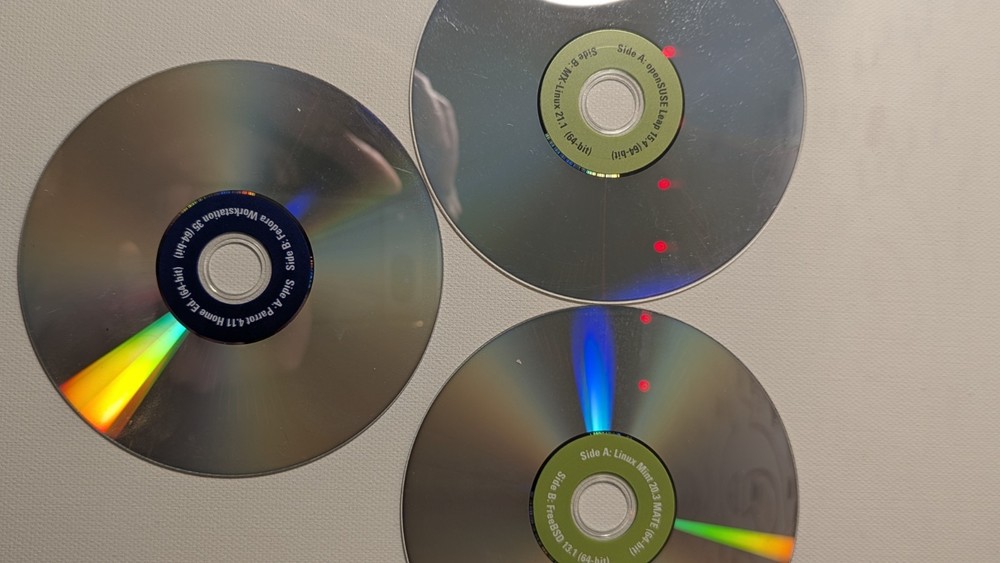 Lot bundle LINUX 51 Total 64 Bit operating System Instal & DVD Rom's