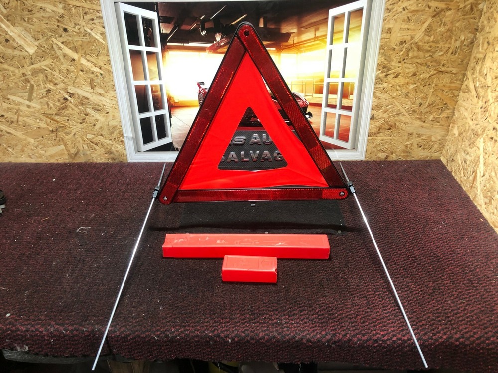 UNIVERSAL CAR WARNING TRIANGLE 27R031004