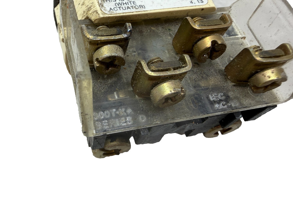Allen-Bradley 800T-H8A Selector Switch *No Operator*