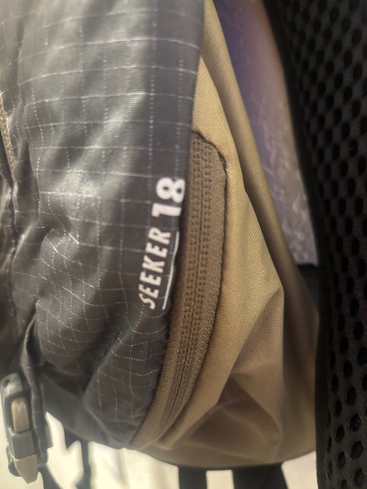 Dakine Seeker 18L Men's Hydration Backpack, Blackmoss