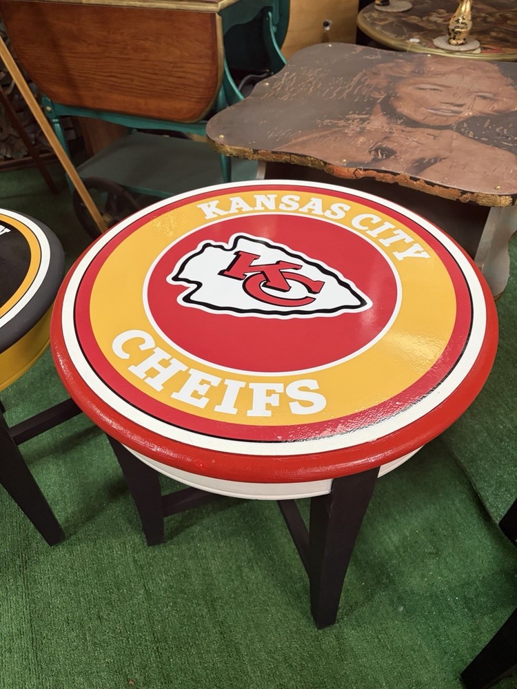 Kansas City Chiefs Round End Table.