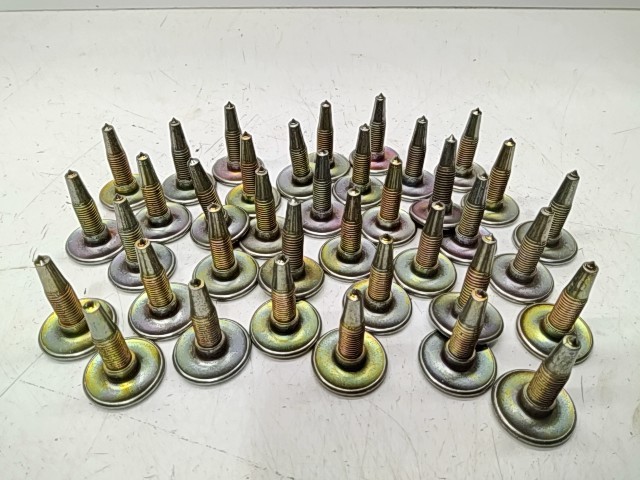 Gold Digger Traction Master 37Studs - 2000 Polaris NOS