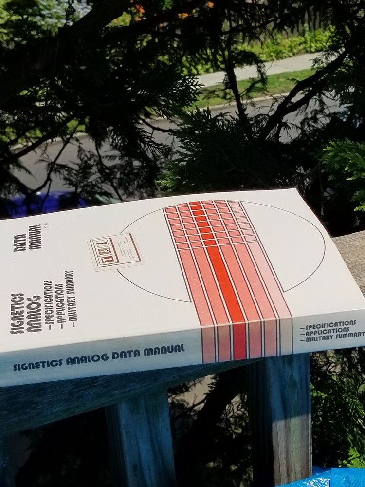 VINTAGE ELECTRONICS BOOK SIGNETICS ANALOG DATA MANUAL 1977