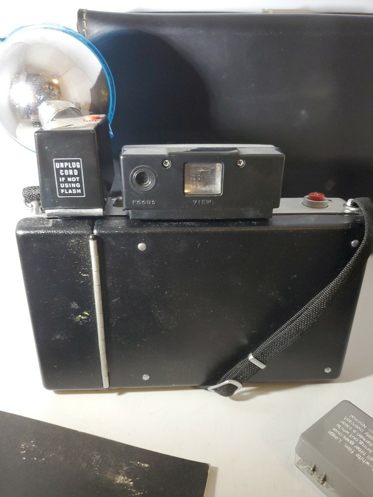 Vintage Polaroid Automatic 101 Land Camera w Case and Assessories UNTESTED