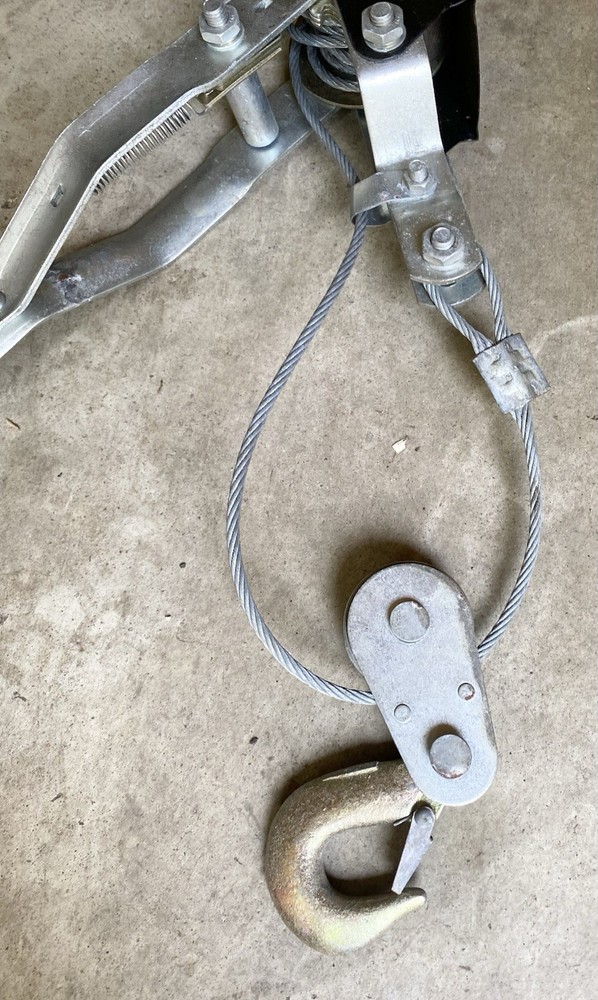 LIGHTLY USED COME ALONG WINCH MAXLIFT UNDER 4 TON/PULL FORCE 400 KG