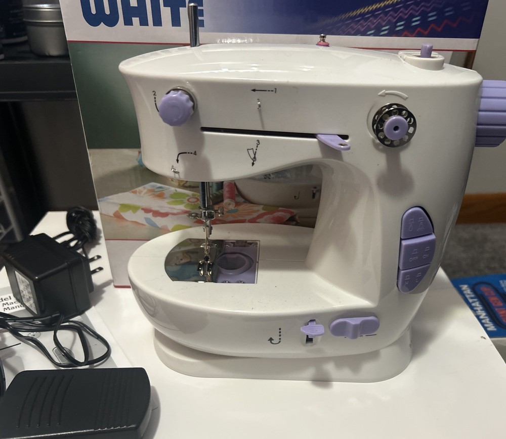 White Sew E-Z Model W338 Mini Sewing Machine