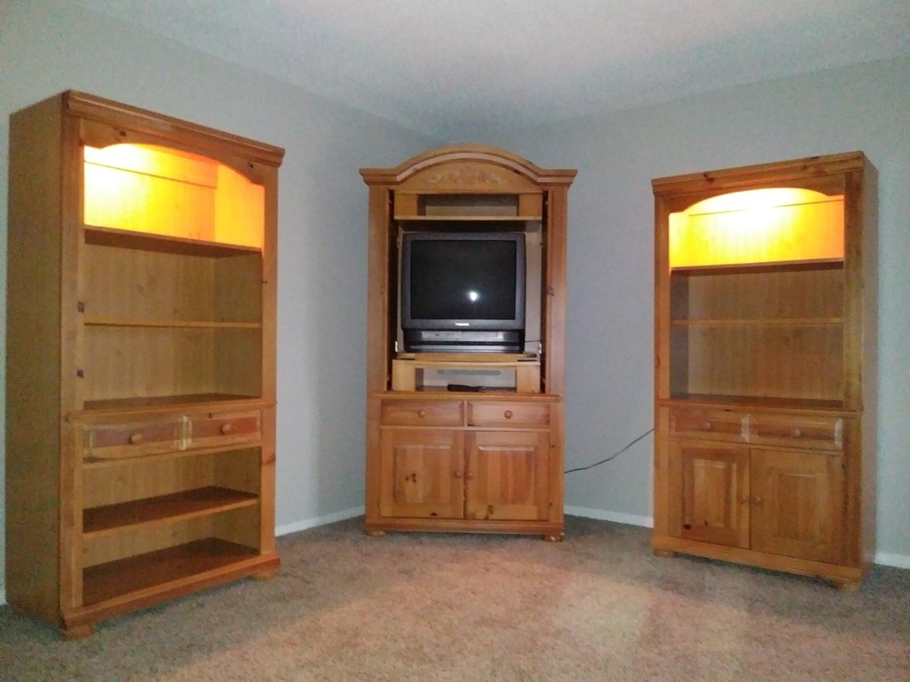 BROYHILL 3 PC WOODEN ENTERTAINMENT CENTER