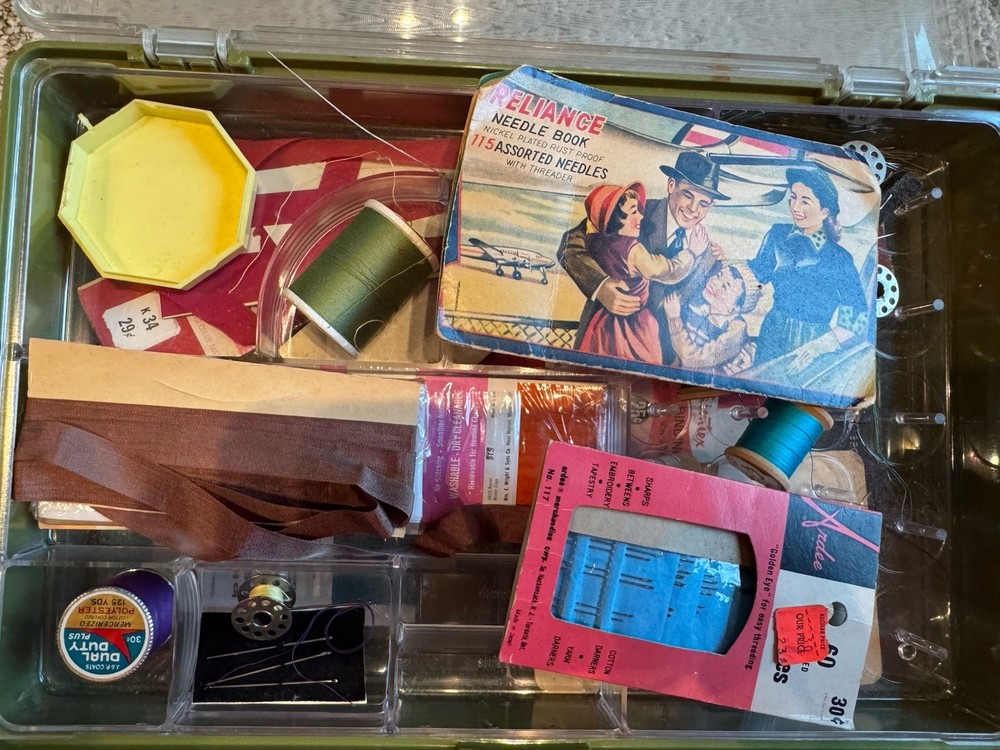 Vintage sewing box, various items , see pics