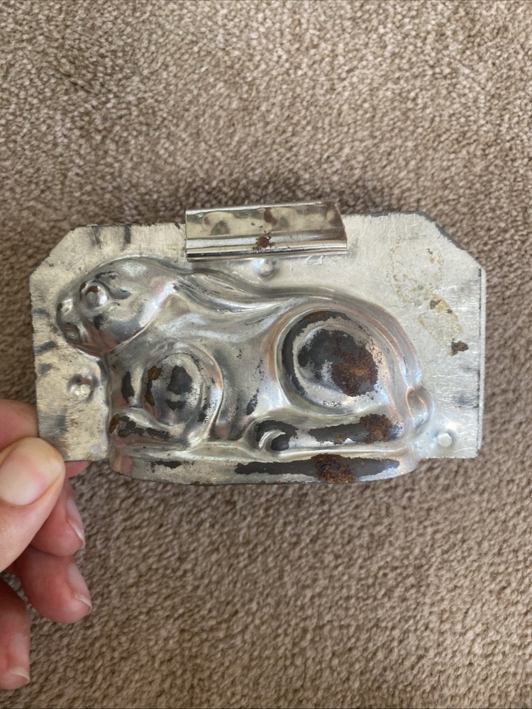 Vintage Easter Bunny Rabbit Mold Crouching 4.5 X 2