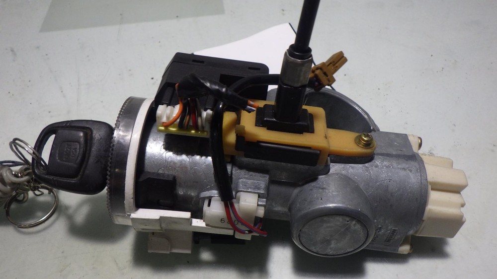 00 NISSAN MAXIMA Ignition W/Key