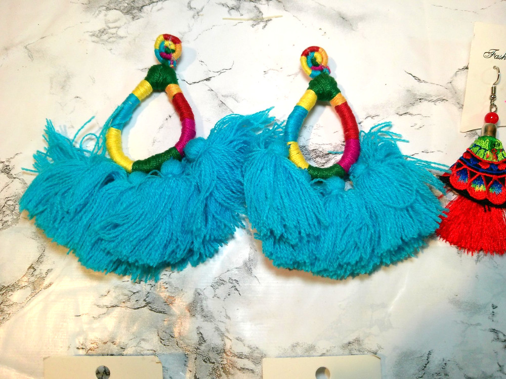 8 Pompon Artesanal Earrings (420)