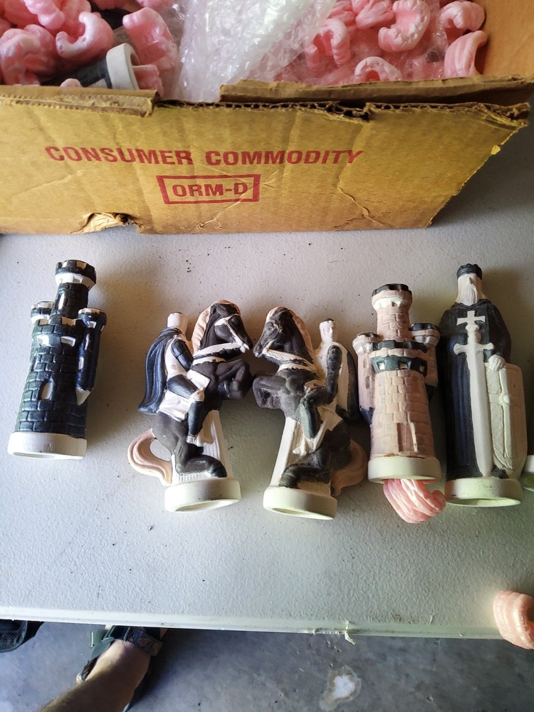 vintage 1976 Scioto ceramic chess with board.used