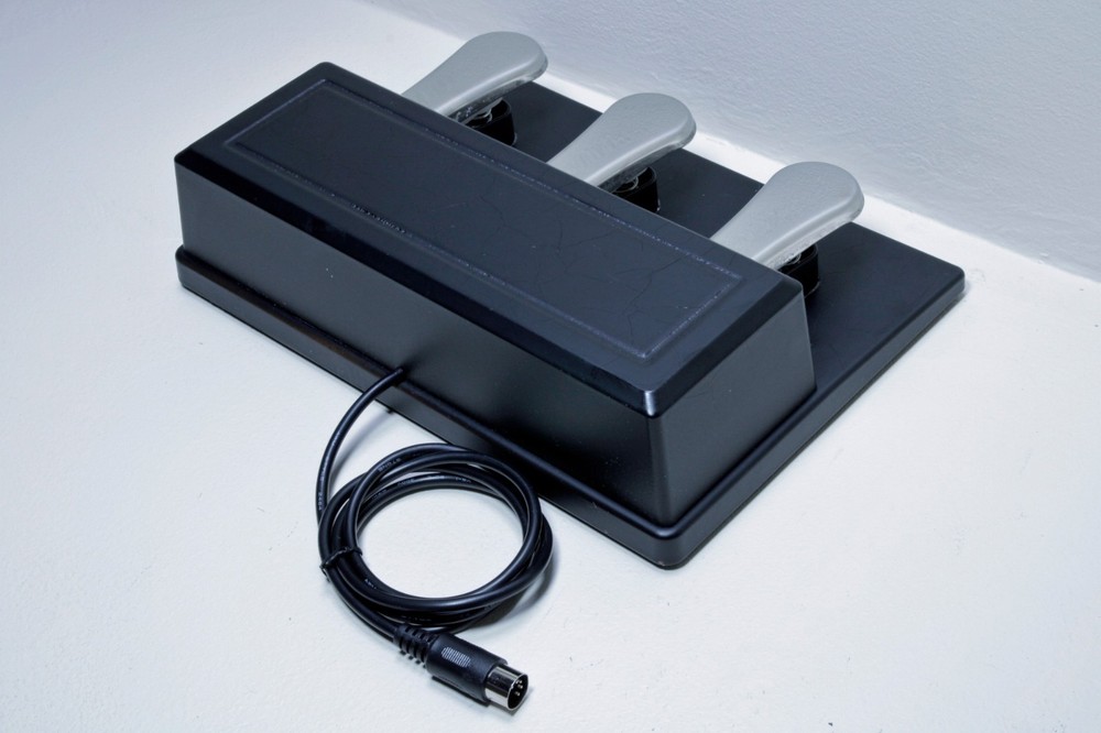 * Three Pedal Piano-Style MIDI Controlled Footswitch *