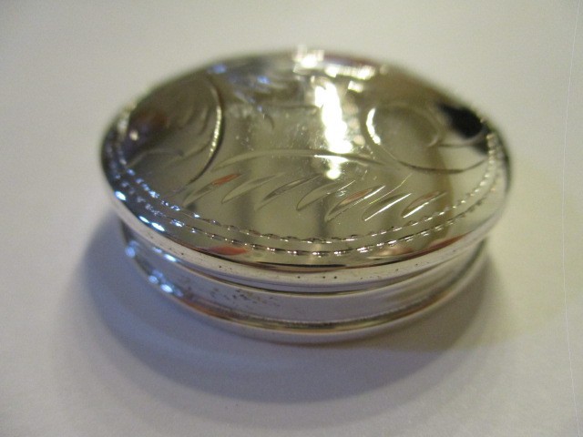 Sterling silver pill box round engraved on top solid silver 925 1 1/4 round