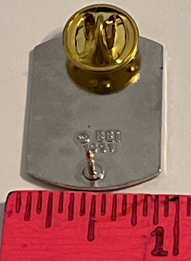 Operation Desert Storm Hat/ Lapel Pin With Flag
