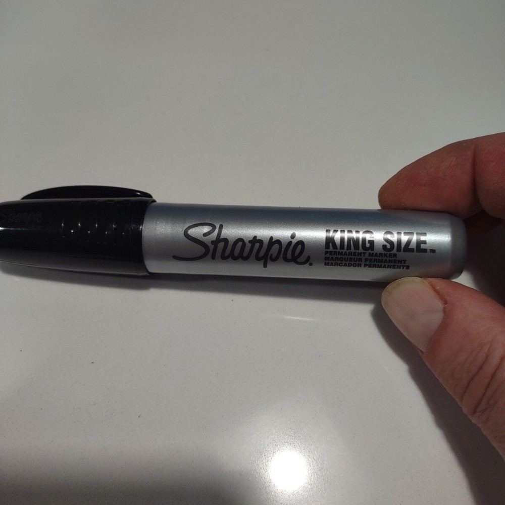 Sharpie 15001 King Size Water-Resistant Chisel-Tip Permanent Marker, Black