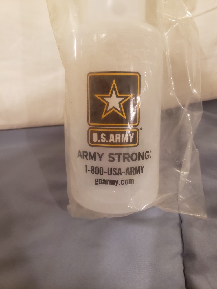 US Army Strong Plastic Water Bottle NIP