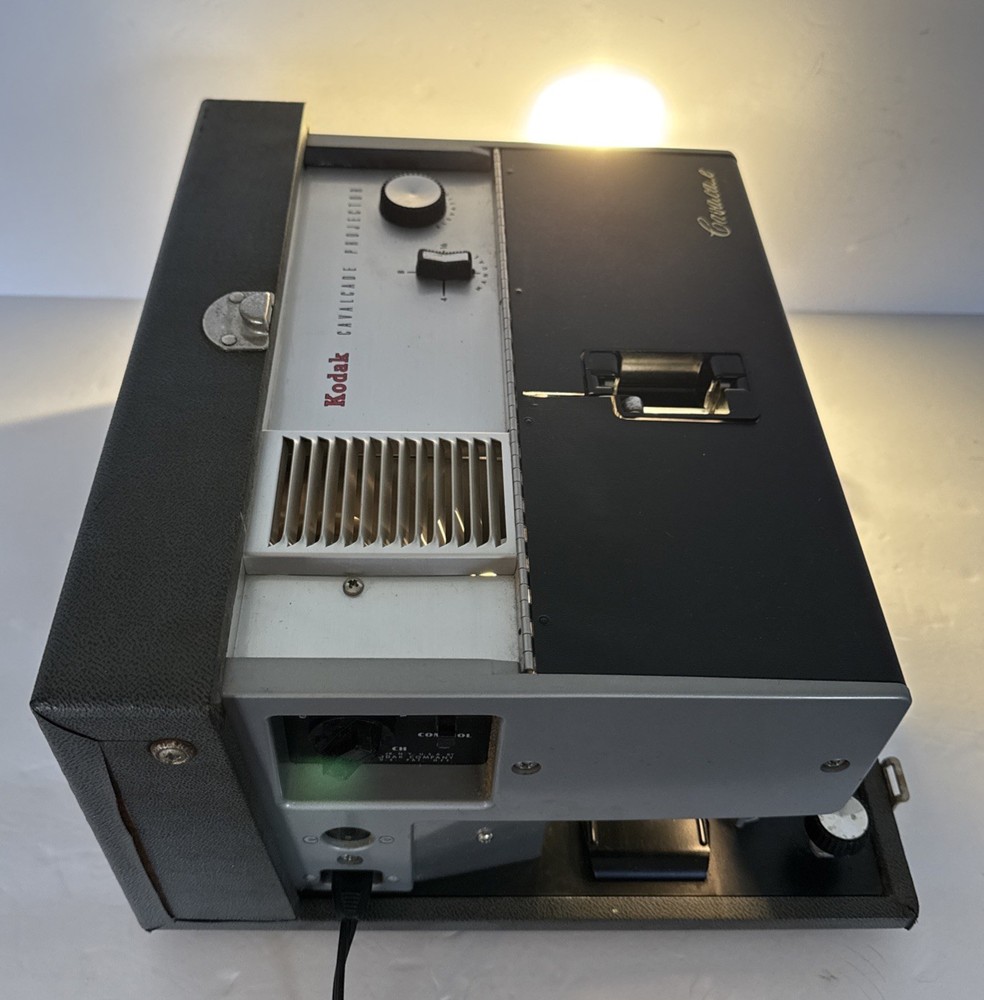 Kodak Projector 35 MM Cavalcade 510 Slide Remote And Case Powers On Untested