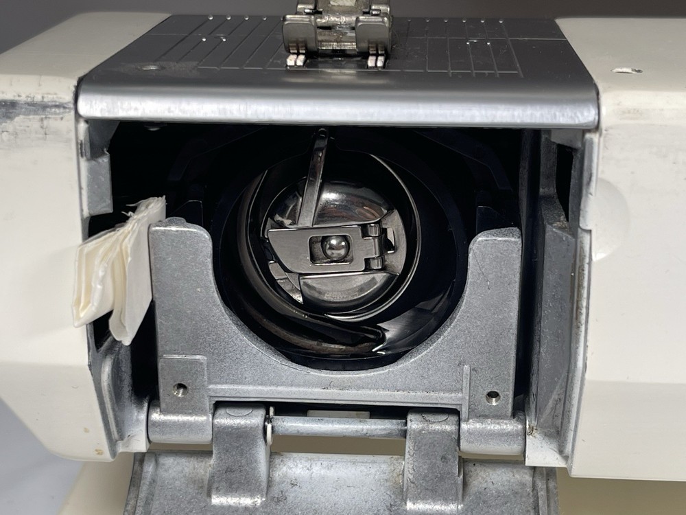 Bernina 1260 Sewing Machine READ