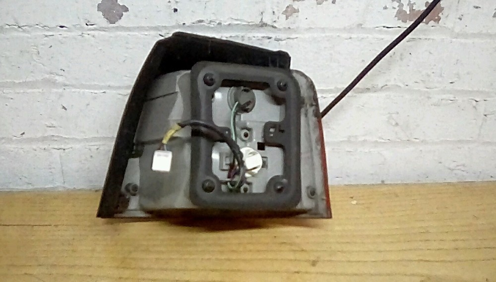 Kia Carens (06) Passengers Left Rear Light.