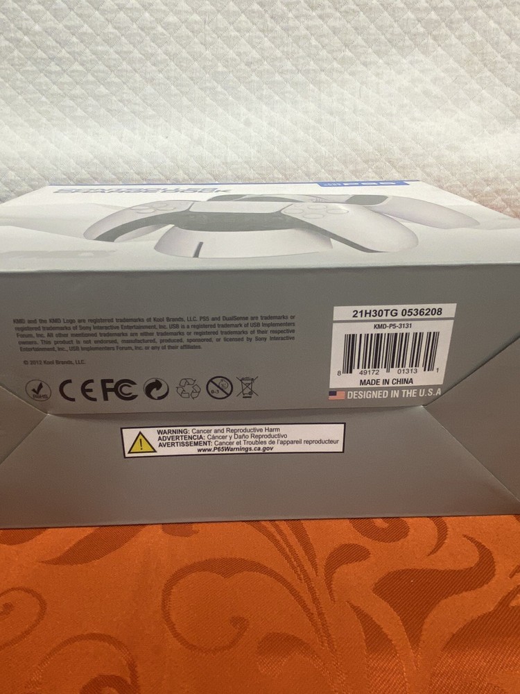 PS5 CONTROLLERS CHARGING STATION & ONE CONTROLLER SKIN