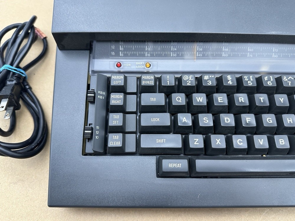 Olivetti PRAXIS 35 Typewriter w/Plastic Hard Case 1980s Powers On Needs Service*