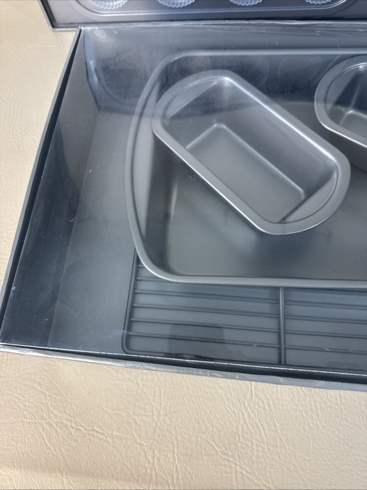 Crate&Barrel Cupcake/Muffin Bakeware Set