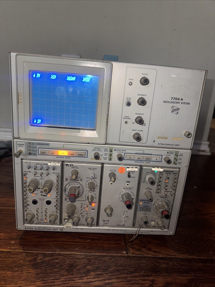 Tektronix 7704A Analog Oscilloscope System (powers On) Un-tested