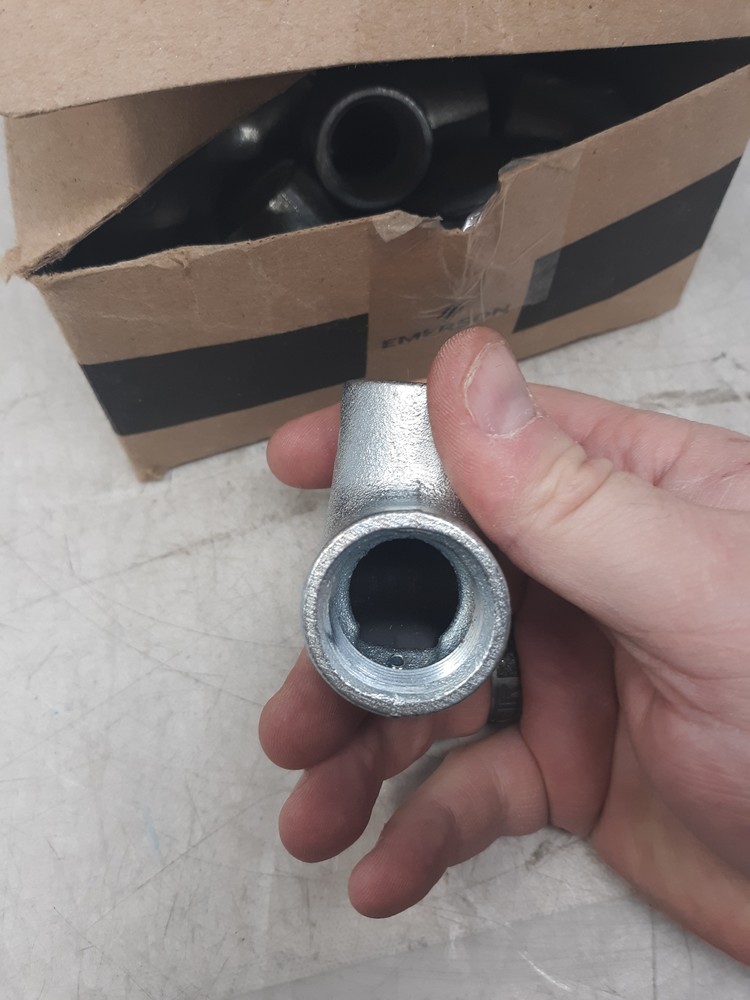 Emerson FFL75 ¾" Mall Iron Threaded Pulling Elbows – Set of 10