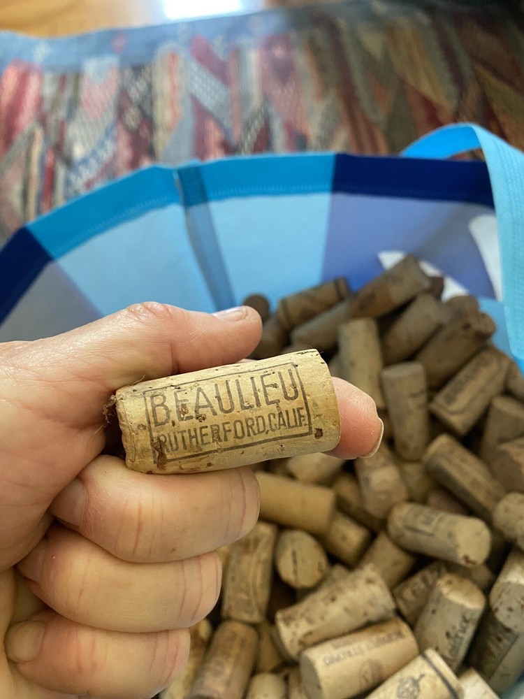 600 used natural wine corks