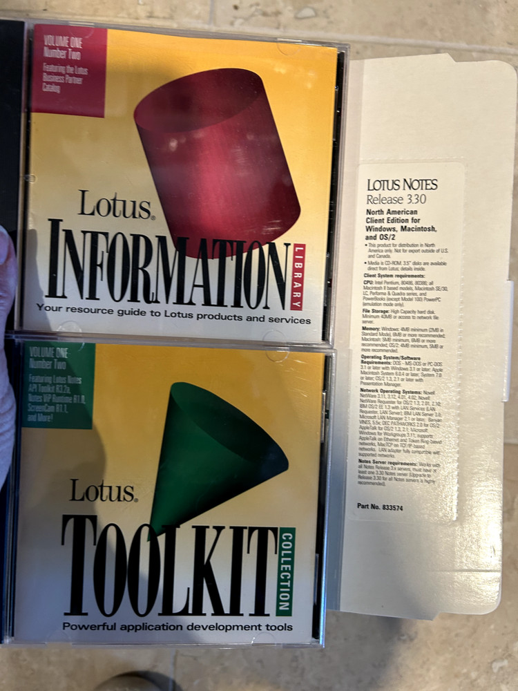 Lotus notes 3.3 release Fall 1994 manuals. Notes CD not included.