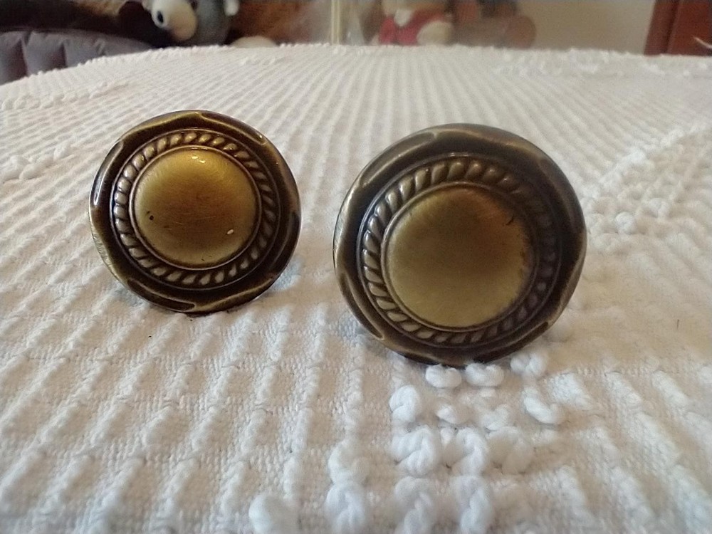 2 VINTAGE BRASS DRAWER PULLS~KNOBS~OXIDIZED~1.25"DIAMETER~ORNATE~70'S~3/4"DEEP