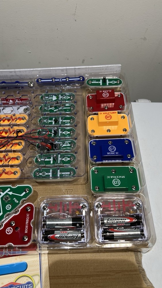 Snap Circuits SC 300 STEM Electronics Exploration kit Science