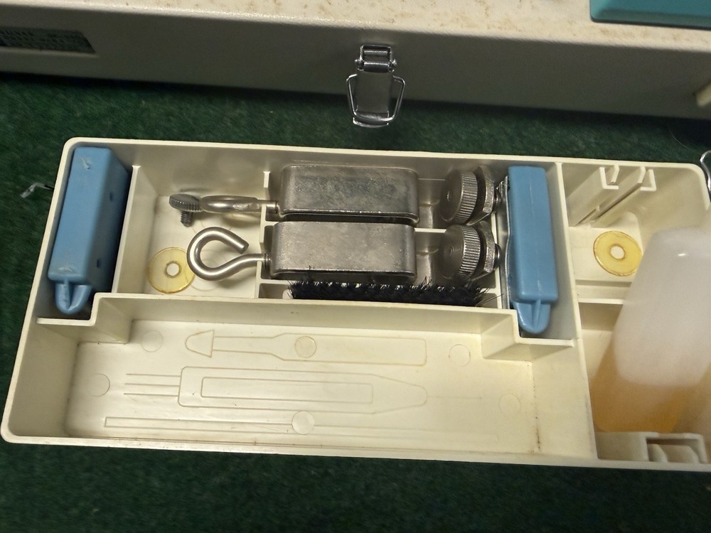 Singer/Silver Studio Sk-313 Knitting Machine And Accessories Untested