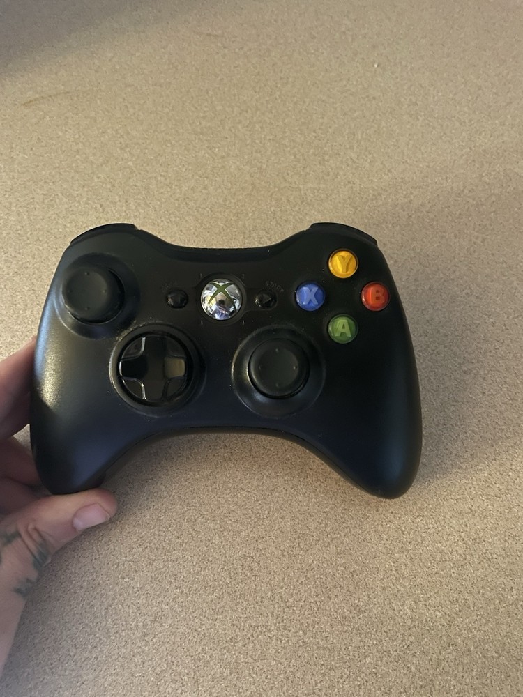xbox 360 with two controllers Read Desc